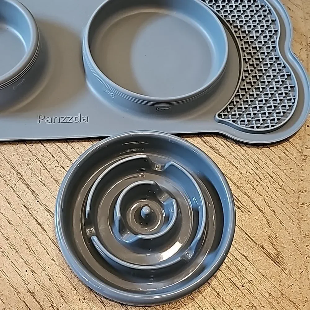 Silicone slow feeder mat and bowl for dogs
